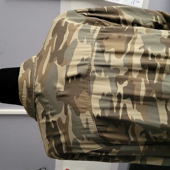 Long sleeve army print oversized dress shirt with 1986 patches! - Picture 4 of 6